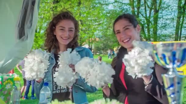 Domzale Slovenia 6月2018 2人の若い女の子が笑っていて 白いポンポンを持っています — ストック動画