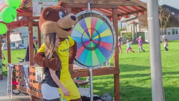 Domzale Slovenia 2018年6月 一只吉祥物熊和一个小女孩正在合影 这是在节日期间举行的 — 图库视频影像