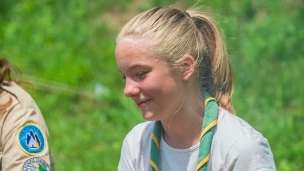 Domzale Slovenia 7月2018美しく若い女の子のスカウトは笑っています 彼女は他の斥候と一緒に楽しい時間を過ごしている — ストック動画