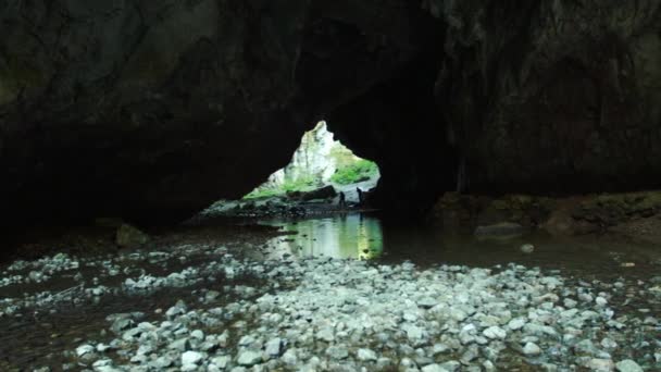 Jeskyní Teče Řeka Druhé Straně Jeskyně Kráčí Muž — Stock video