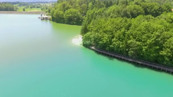 Чистая Голубая Вода Озера Воздушный Выстрел Люди Приходят Сюда Расслабиться — стоковое видео