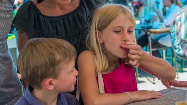 Domzale Slowenien Juni 2018 Mädchen Schmeckt Erdnussbutter Die Ganze Familie — Stockvideo