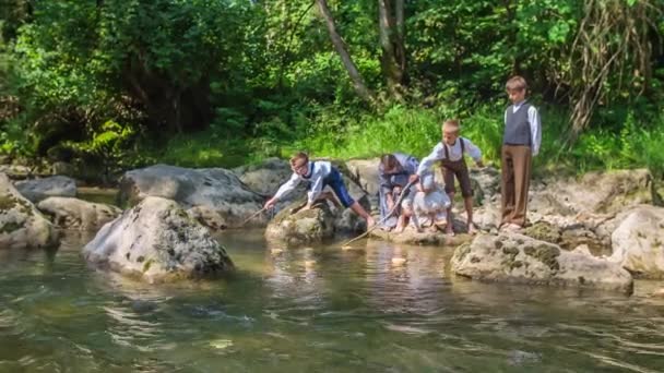 子供たちは水中で何かを探しています 彼らはまた 太陽の下で遊んで楽しんでいます — ストック動画