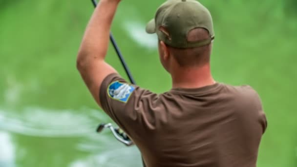 Pêcheur Est Train Dérouler Une Canne Pêche Pour Attraper Poisson — Video