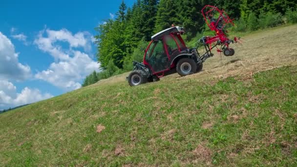 Liten Röd Traktor Och Jordbruksmaskiner Kör Utför Betongväg — Stockvideo