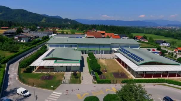 Grize Slovenia 2017年6月学校の入り口に通じる細い道があります 空中射撃だ 夏時間だ — ストック動画