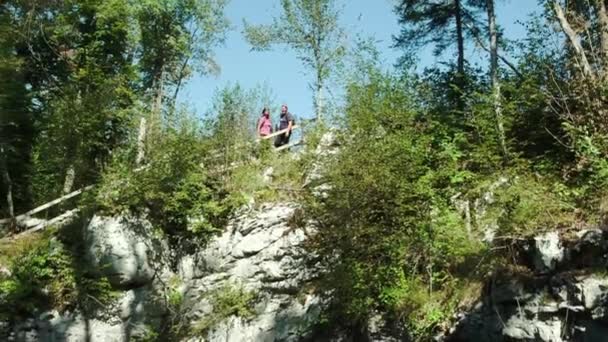 Twee Mensen Staan Echt Hoog Een Heuvel Observeren Natuur Het — Stockvideo