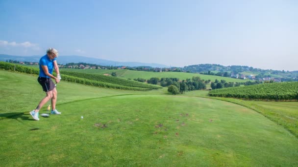 Medelålders Kvinna Spelar Golf Hon Står Kulle Och Slår Golfboll — Stockvideo