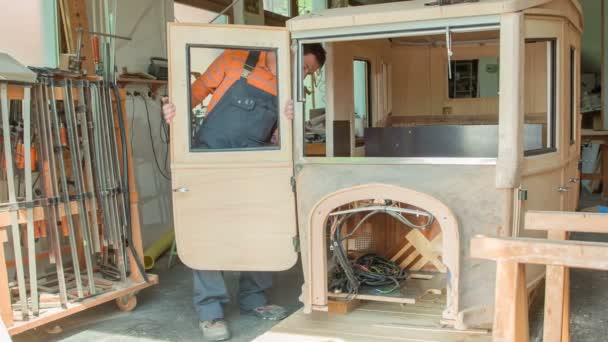 Carpintero Mediana Edad Está Ajustando Puerta Del Coche Madera Vintage — Vídeos de Stock