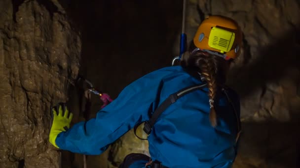 Domzale Slovenia 2018年7月24日天突然变得非常黑 一个小女孩的头盔上戴着一盏灯 她能在山洞里爬得更远了 — 图库视频影像
