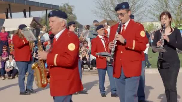 Domzale Slovenien Juni 2018 Brass Band Går Cirkel Och Spelar — Stockvideo