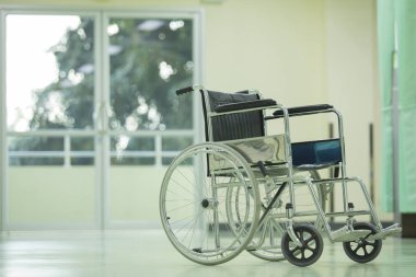 Boş tekerlekli sandalye hastanede, tekerlekli sandalyeler için hasta ve özürlü Park