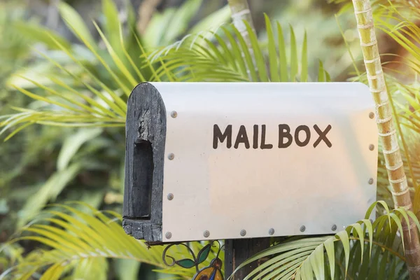 Alter Briefkasten Hölzerner Briefkasten Garten Farbton Vintage — Stockfoto