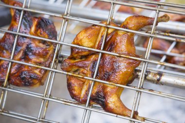 Izgarada kızarmış tavuk, ocakta kızarmış tavuk, ateşte tam kızarmış tavuk.