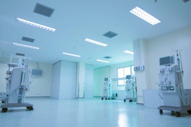 Boş hastane odasında diyaliz makineleri, hastane koğuşunda hemodiyaliz makinesi,Tüplü Hemodiyaliz makinesi, tıbbi malzeme konsepti.