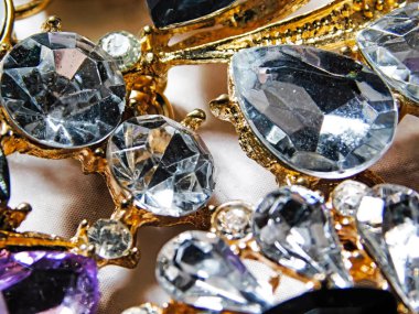 bir altın montaj üzerinde büyük lüks gümüş rhinestones makro fotoğraf