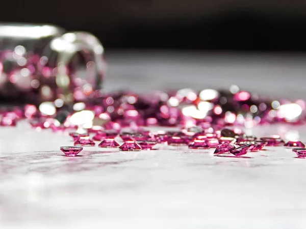 Strass Rose Versé Une Bouteille Verre Sur Une Table Marbre — Photo