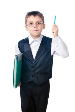Bir kalem ve bir klasör tutan sevimli bir çocuk