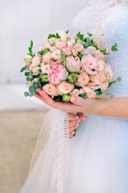 Şeritler ve dantel ile güzel gelin buket