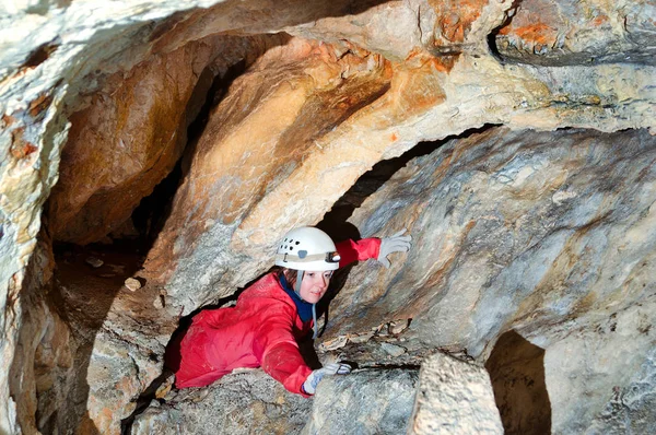 Кавер исследует пещеру — стоковое фото
