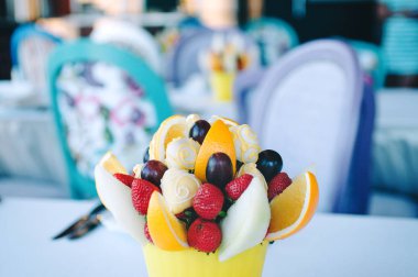 Yemek masasında meyve buket dekorasyonu