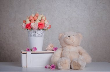 Masada oyuncak ayıyla meyve buketi süslemesi.