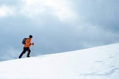 Hiker bir yamaçta yukarı gidiyor