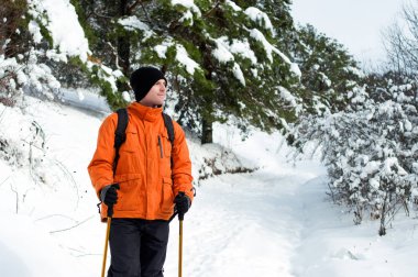 Kar ormanında Hiker ayakta 