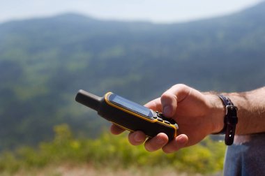 Adam elinde GPS tutan