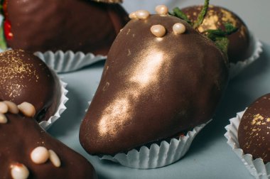 Yenilebilir gol ile süslenmiş sütlü çikolatayla kaplı çilek