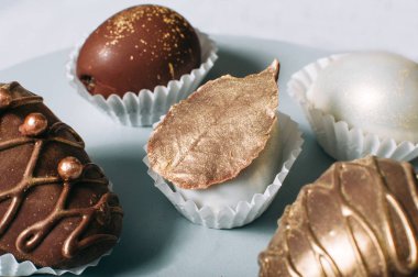 Çikolata yaprağı ile süslenmiş çilek