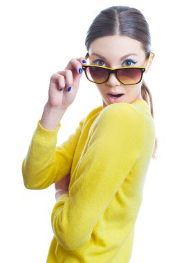 Sürpriz duygu ile güneş gözlüğü kadın