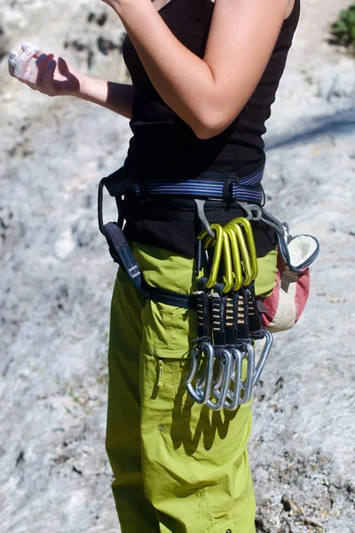 Bir kadın kaya tırmanıcı yakın çekim — Stok fotoğraf