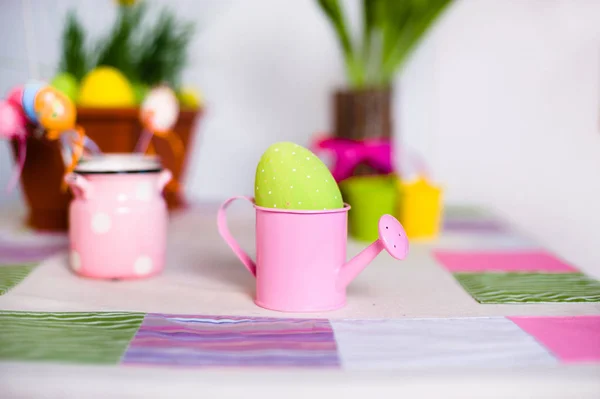 Farbig gesprenkeltes Ei in einem kleinen rosa Gießtopf — Stockfoto