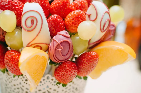 Bukiet owoców dekoracji na stole — Zdjęcie stockowe