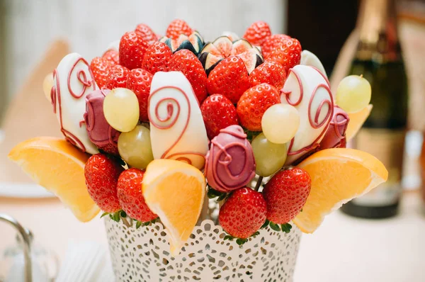 Bukiet owoców dekoracji na stole — Zdjęcie stockowe