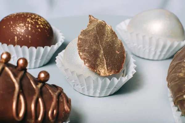 Frukter dekorerade med choklad blad — Stockfoto