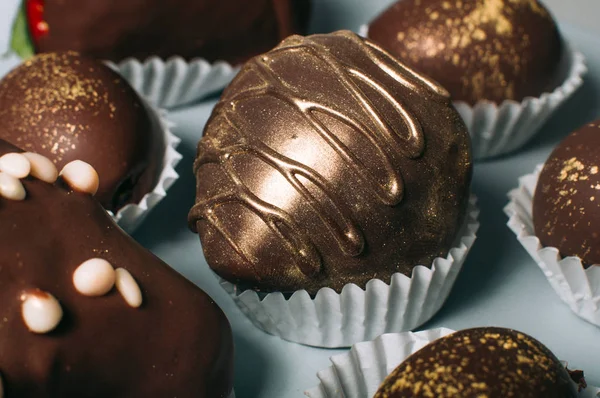 Raisin recouvert de chocolat MLK décoré d’or comestible — Photo