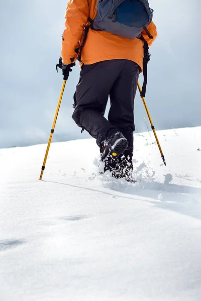 Hiker walking up on a snow-covered slope – stockfoto
