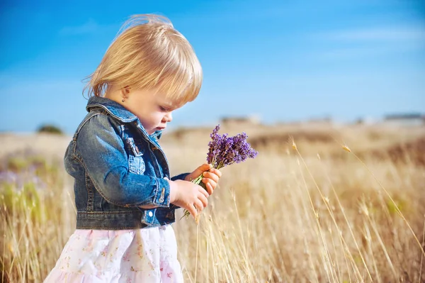 Menina com o ramalhete da flor da alfazema — Fotografia de Stock