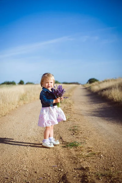 Menina com o ramalhete da flor da alfazema — Fotografia de Stock