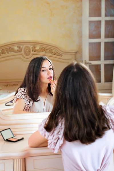 Portret pięknej młodej kobiety patrząc na lustro — Zdjęcie stockowe
