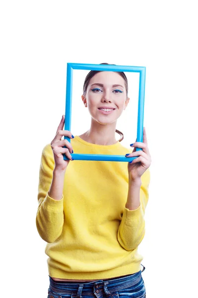 Giovane bella donna che tiene la cornice blu chiaro — Foto Stock