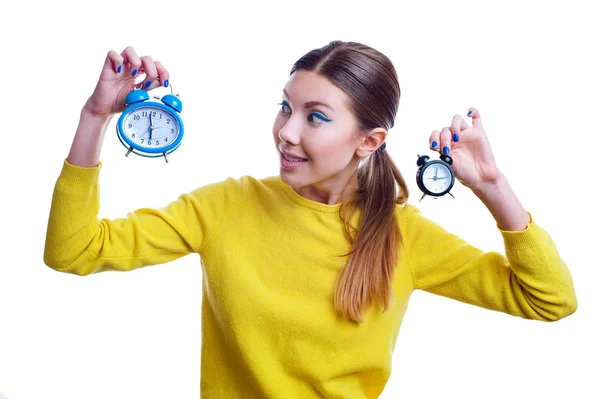 Joven hermosa mujer sosteniendo grandes y pequeños relojes con sorpresa —  Fotos de Stock