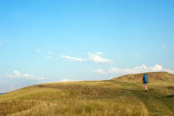 Genç kadın çayır Trail üzerinde yürüyüş — Stok fotoğraf