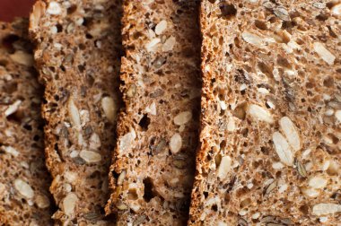 Dilimlenmiş ekmeği ayçiçeği ve kabak çekirdeğiyle kapat.