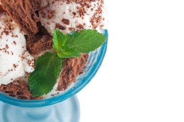 Vanilyalı dondurma toplarını kapatın. Üst görüntü izole.