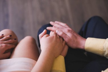 Genç çiftin elleri yakındır.