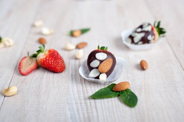 Taze çilek ve siyah çikolatayla kaplı çilek. 