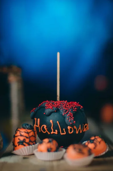 Äpple täckt med svart choklad; Halloween part bord decora — Stockfoto